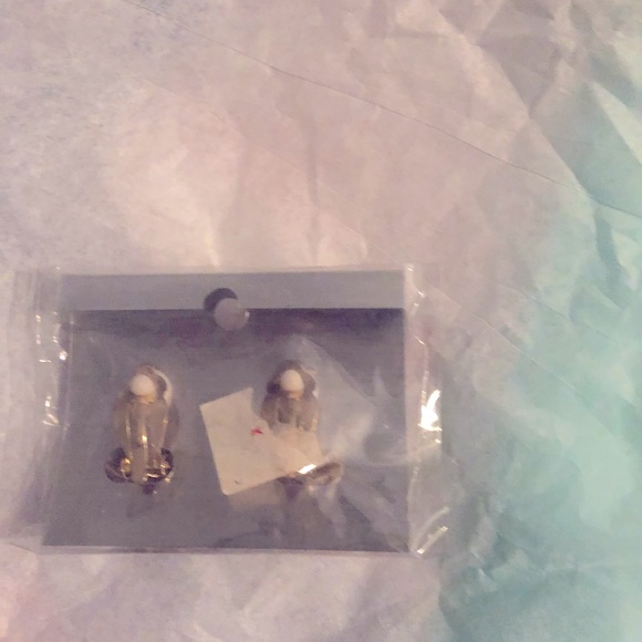 6 Different Pairs for $22 - Beautiful Earrings - Picture 3 of 11